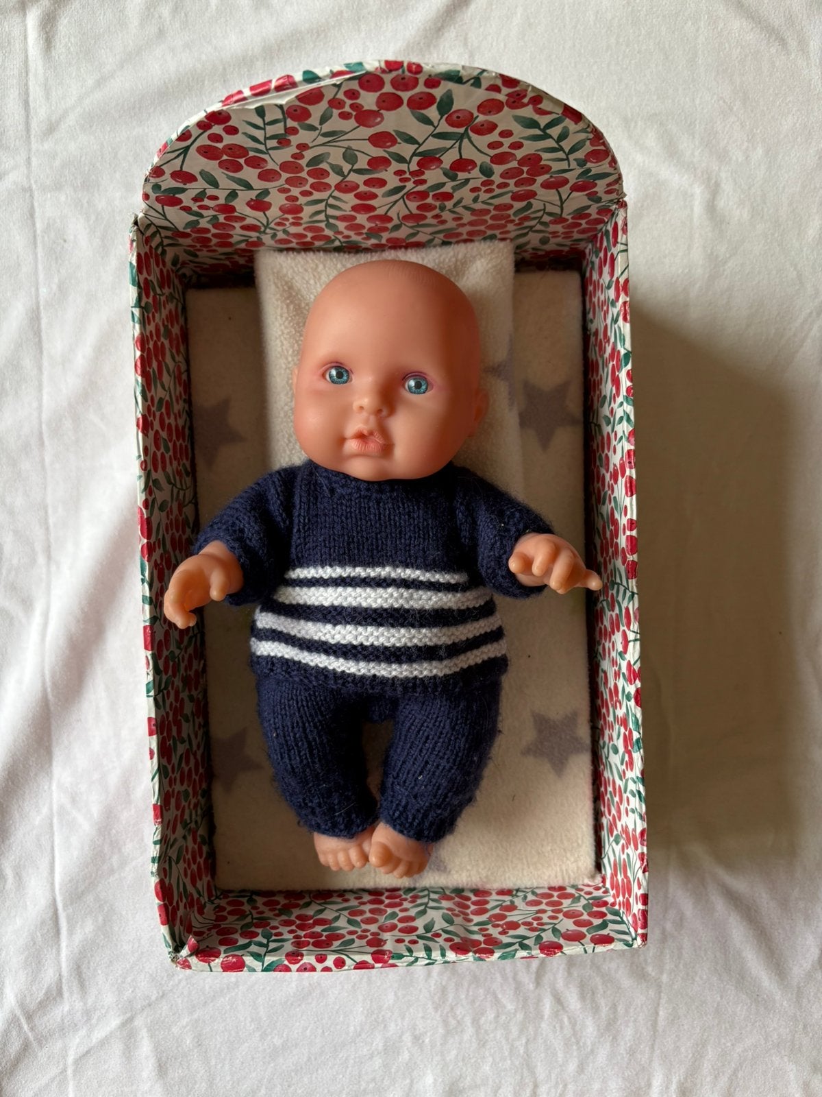Pop van 25 cm, outfit en zelfgemaakte wieg, Ophalen, Gebruikt