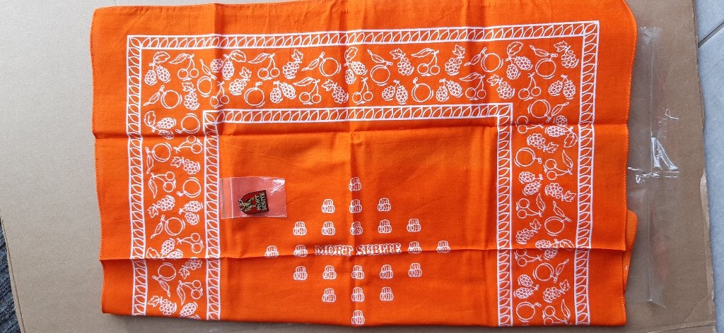 BIERmerk - Mort Subite tafeldoekje / bandana + pin, Verzamelen, Biermerken, Ophalen of Verzenden, Nieuw, Reclamebord, Plaat of Schild
