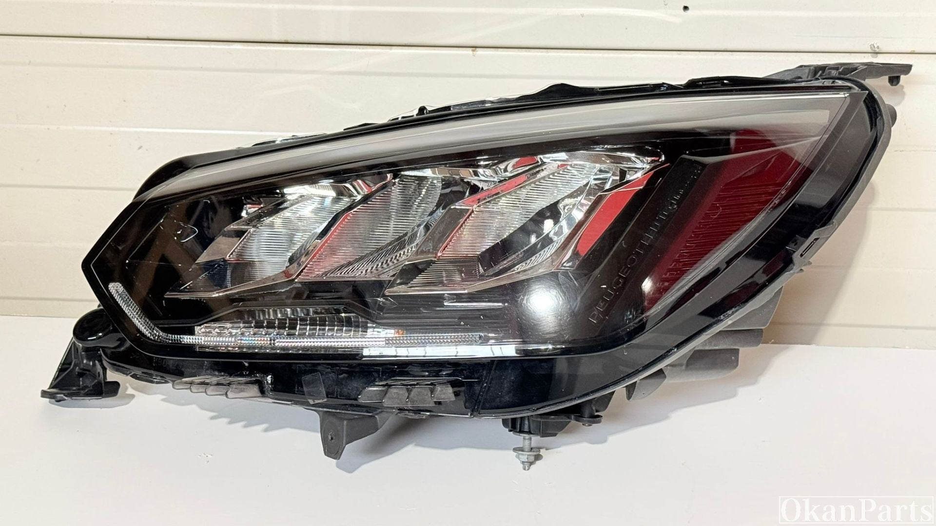 Phare gauche LED pour Peugeot 208 II (2008) - R f rence : 98, Taurusavenue 1
2132 LS  Hoofddorp, NL, Contact.group@renault.com