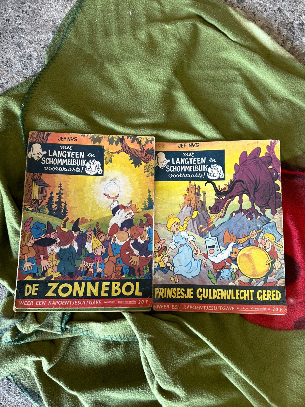 2 Vintage strips: De Zonnebol & Prinsesje Guldenvlecht Gered, Boeken, Meerdere stripboeken, Ophalen of Verzenden, Gelezen