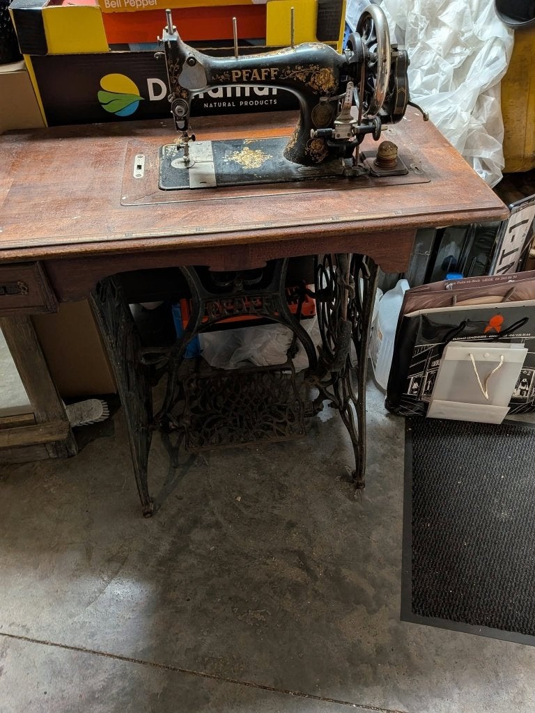 Oude naaimachine, Antiek en Kunst, Ophalen