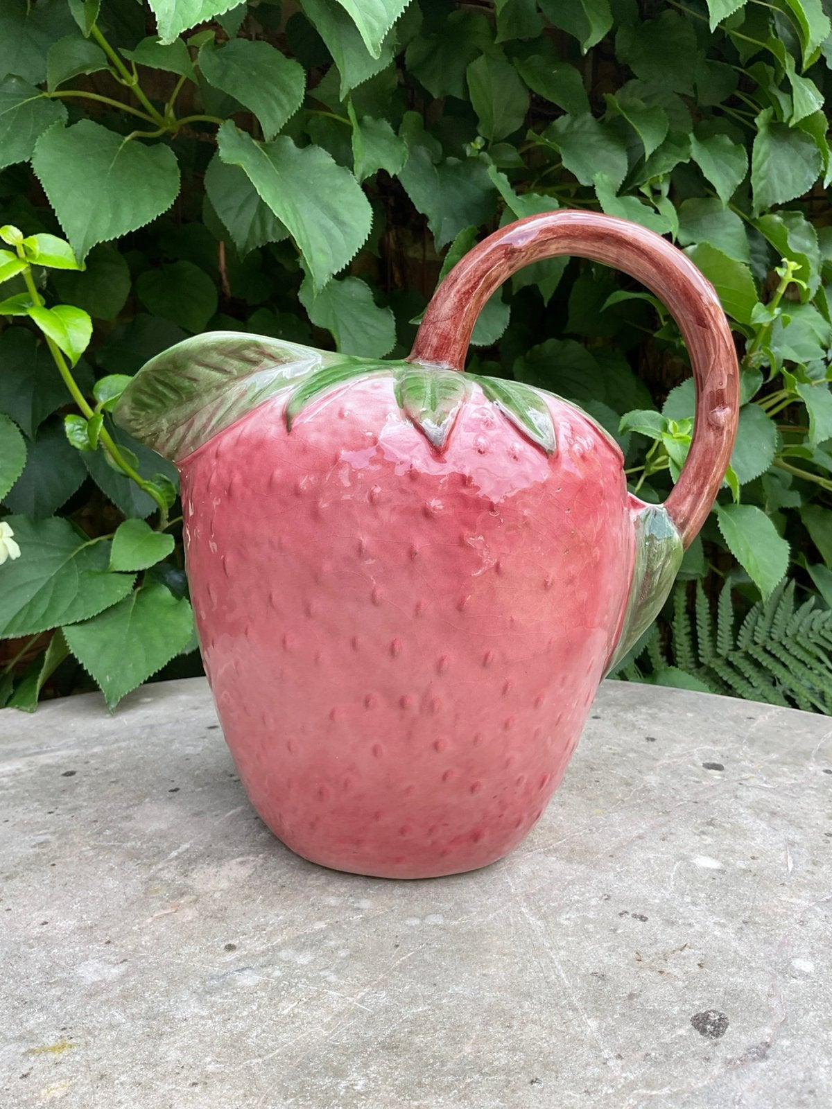 Grande carafe en faïence barbotine/majolique à la fraise, Enlèvement ou Envoi