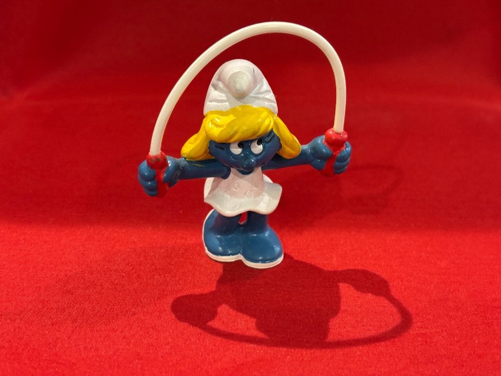Smurfin met springtouw. 6 cm . Schleich Peyo 1982 Germany, Collections, Schtroumpfs, Enlèvement ou Envoi, Comme neuf, Schtroumpfette