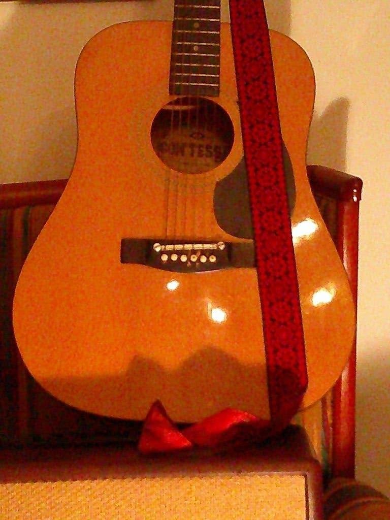 oude gitaar is al jaren niet meer gebruikt, Muziek en Instrumenten, Snaarinstrumenten | Gitaren | Akoestisch, Ophalen, Gebruikt
