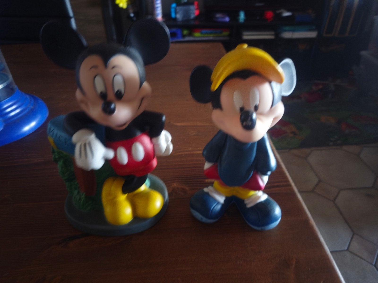 Machine à gommes et figurines Mickey Mouse, Enlèvement