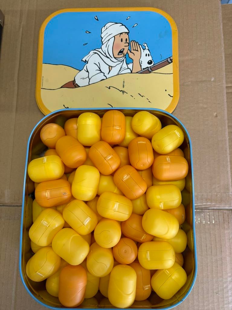 Blikken doos TinTin met lege KinderSurprise eitjes, Ophalen of Verzenden, Gebruikt, Koek(jes), Overige merken