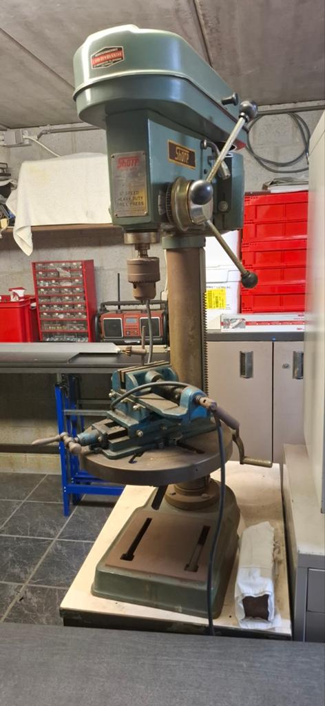 Kolomboormachine met spanschroef en onderkast., Ophalen, Kolomboormachine