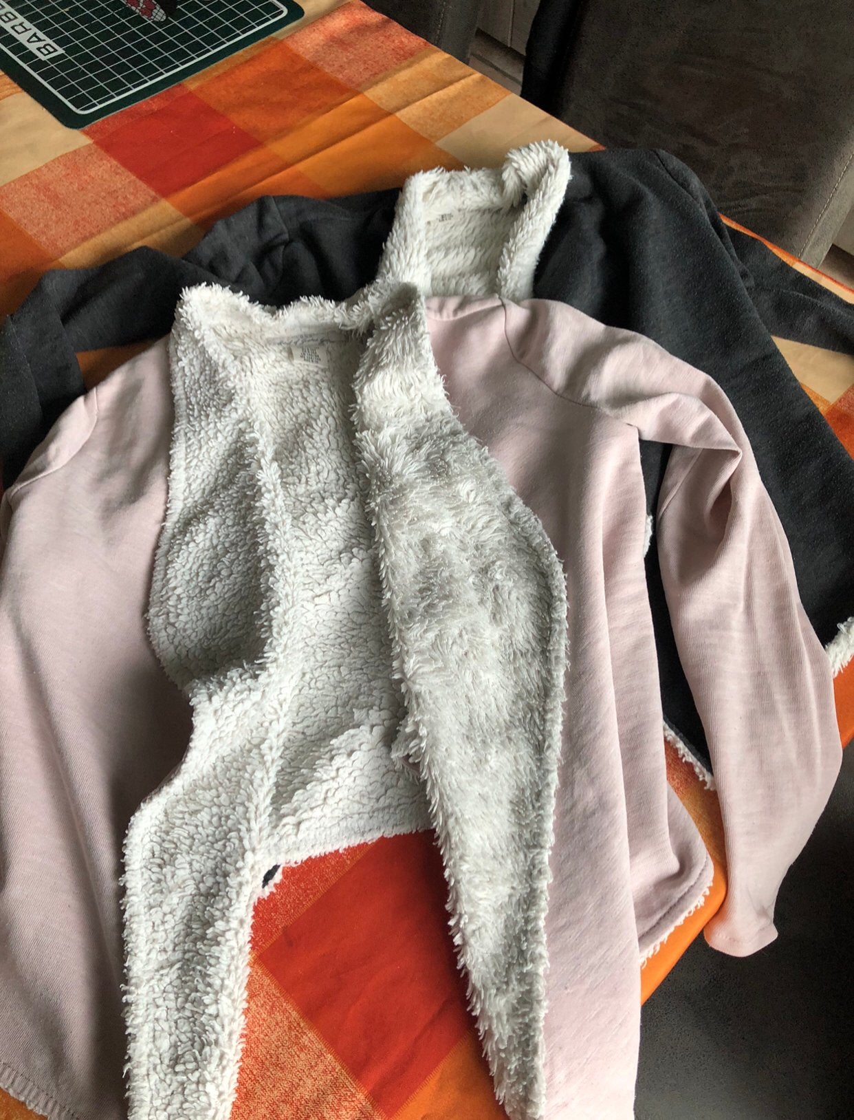 2 warme gilets maat 134-140 voor 5 euro samen, Ophalen, Gebruikt, Meisje, Trui of Vest