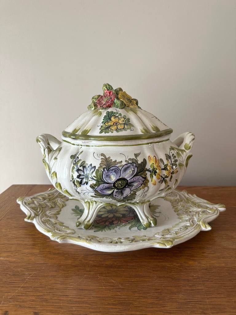 Porcelaine de Bassano avec couvercle et assiette, Enlèvement