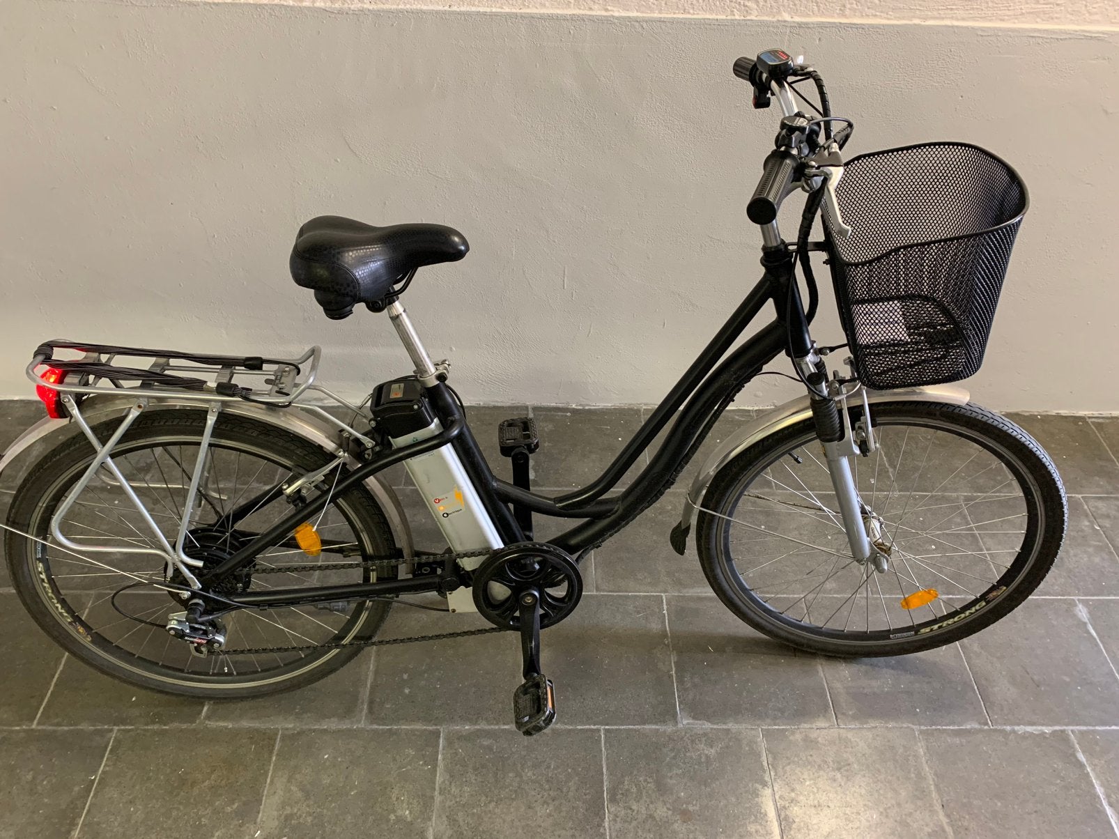Zeer nette elektrische damesfiets met mandje, Fietsen en Brommers, Ophalen of Verzenden, Zo goed als nieuw, Versnellingen