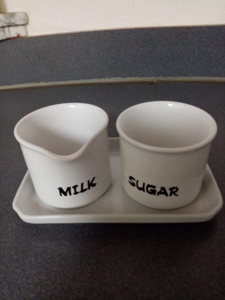 schaal met melkkan / melkpot (7cm) + suikerpot (7cm), Ophalen of Verzenden, Zo goed als nieuw, Porselein, Overige typen