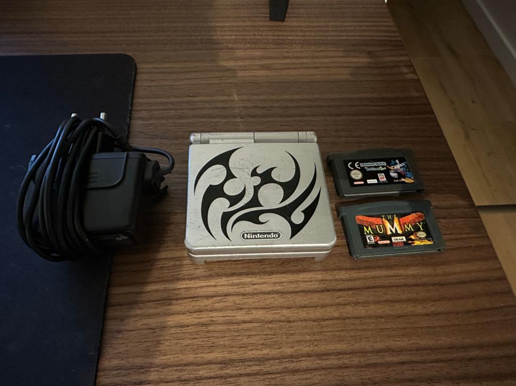 GameBoy Advance SP Tribal + spelletjes, Games en Spelcomputers, Ophalen of Verzenden, Gebruikt, Game Boy Advance SP, Met games