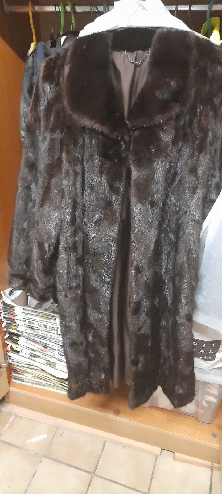 manteau de fourrure épais noir brillant., Enlèvement