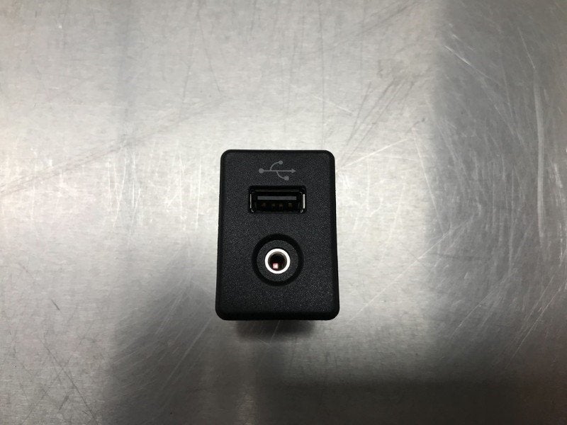 AUX/USB POORT Nissan Note (E12) (01-2012/12-2016), Gebruikt, Dhr. M. Roggen, Marinus@Japoto.nl, Stadsweg 37 37
9917 PV  WIRDUM GR., NL