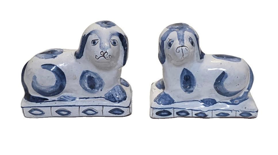 Chiens en terre cuite avec glaçure blanche/bleue., Enlèvement ou Envoi, Comme neuf