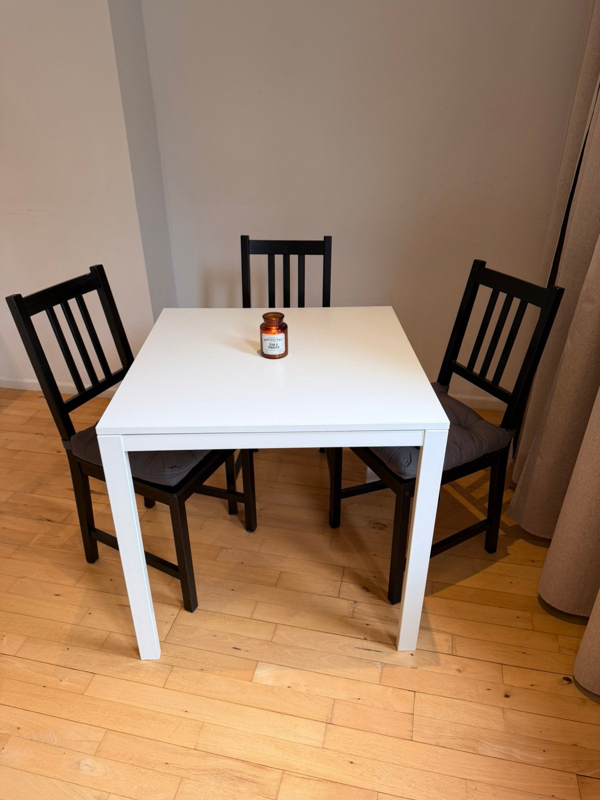 A white tabel with 3 chairs, Maison & Meubles, Enlèvement ou Envoi, Comme neuf