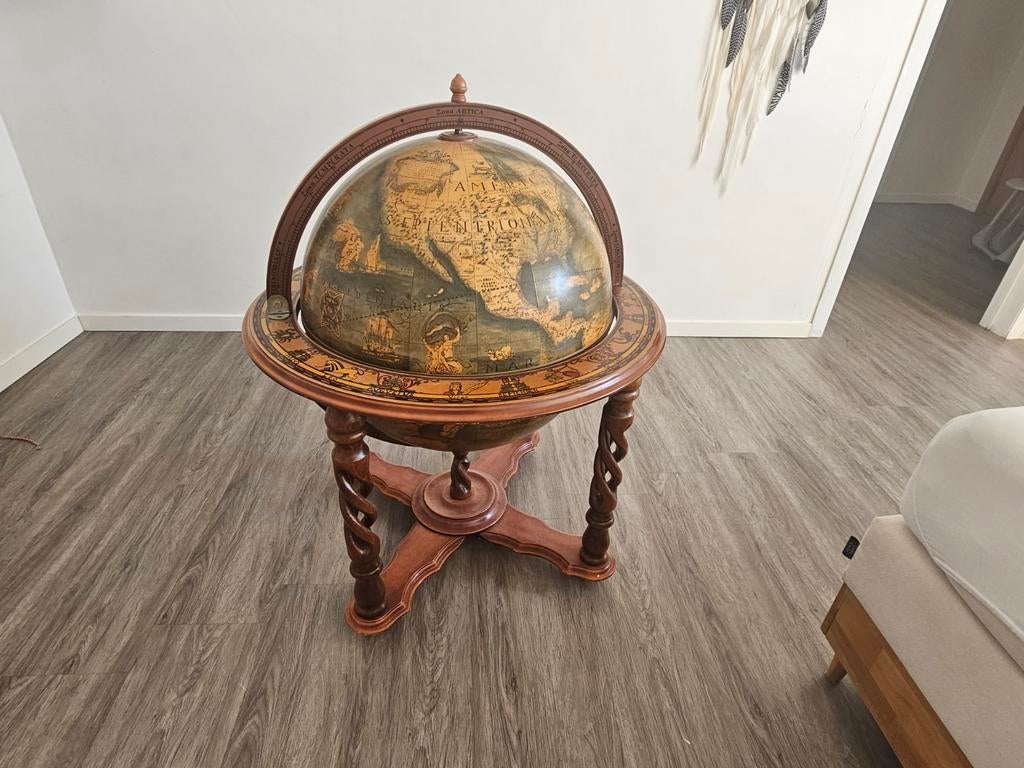 Très beau bar en forme de globe du monde
