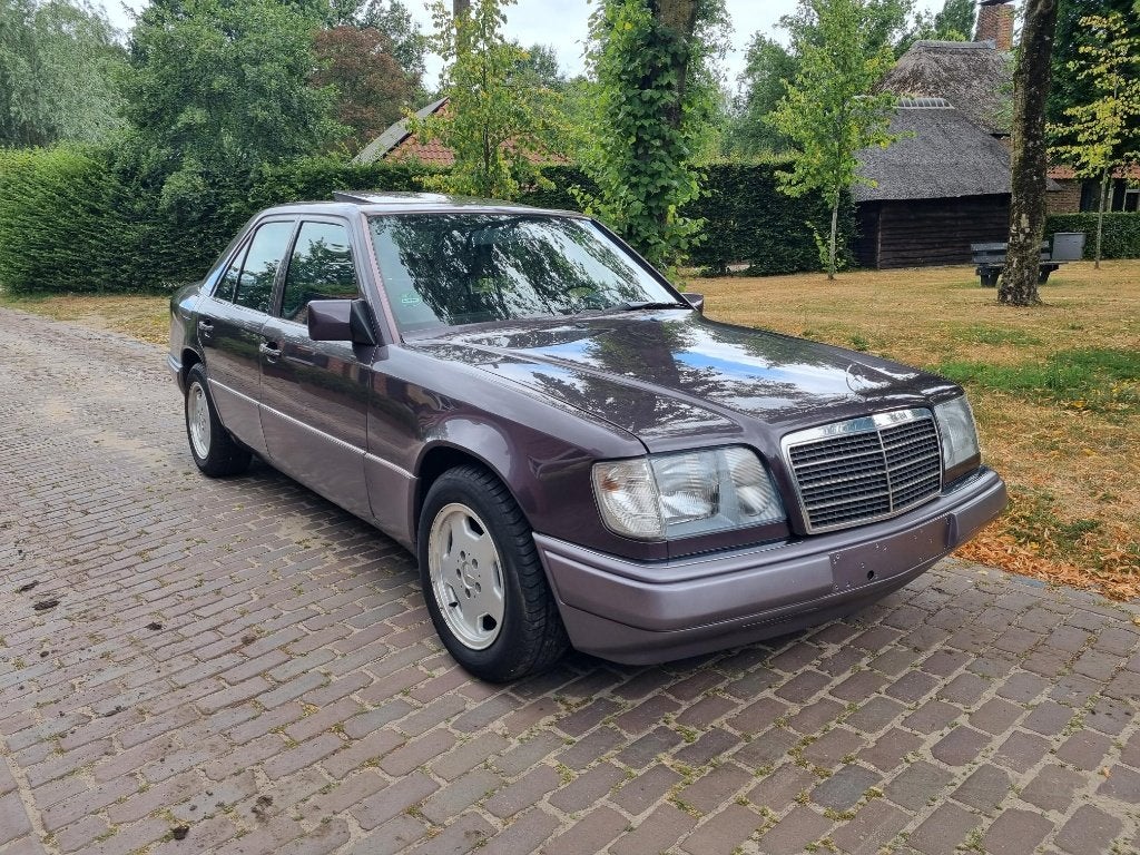 Mercedes E200 Automaat Schuifdak W124 1994 91000KM!, Autos, Mercedes-Benz, Argent ou Gris, Achat, Carnet d'entretien, Noir