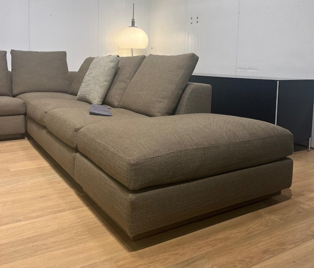 ZGAN Minotti Andersen Hoekbank Taupe + Hocker - NP €35.000, Hoekbank, 300 cm of meer, Ophalen of Verzenden, Zo goed als nieuw