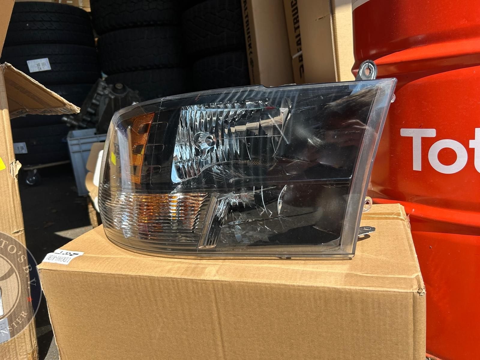 Dodge RAM DS koplamp rechts - origineel Mopar onderdeel, Overige automerken, -, Nieuw, Ophalen of Verzenden