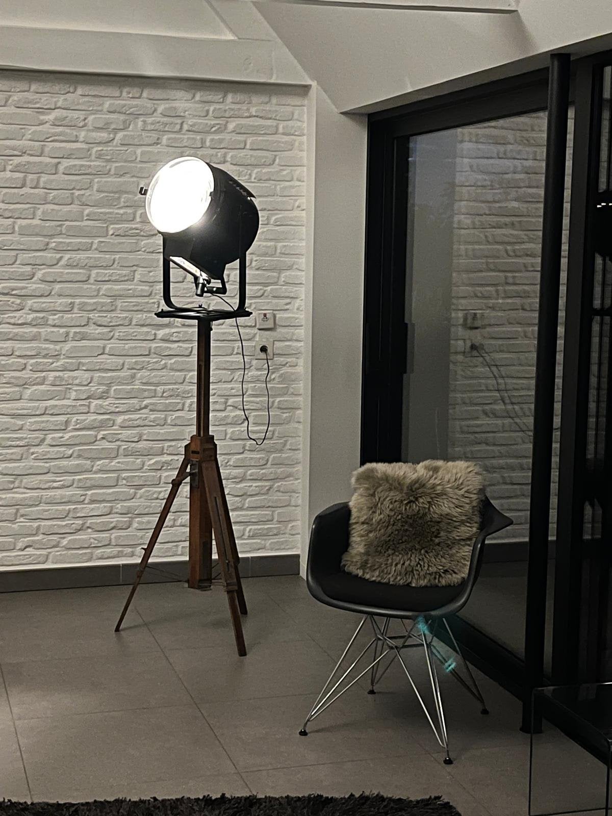 Vintage A.E. Cremer Fresnel‑spot op Narita houten statief, Ophalen, Gebruikt
