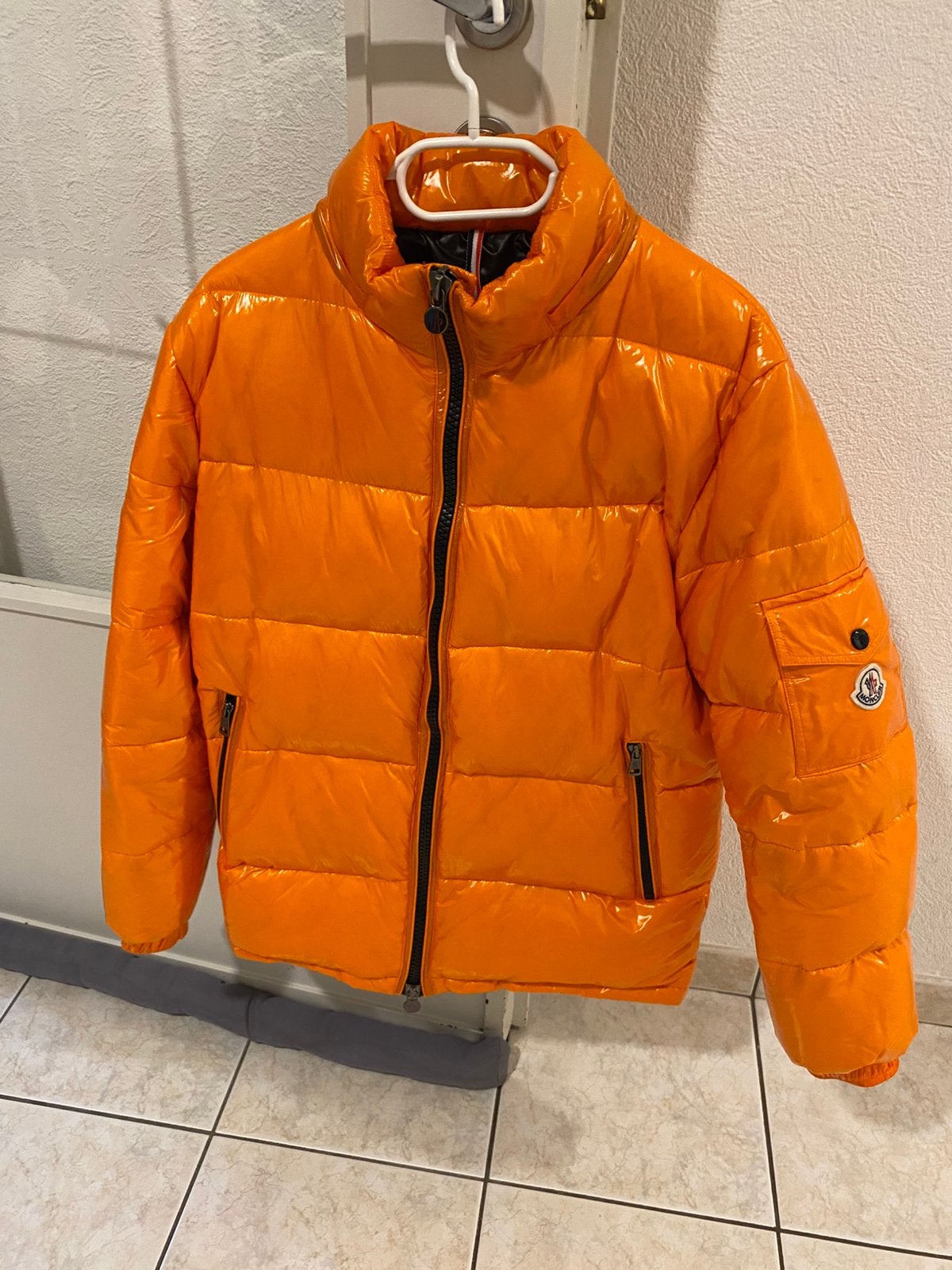 Veste Moncler taille M orange, Enlèvement, Comme neuf, Taille 48/50 (M), Orange