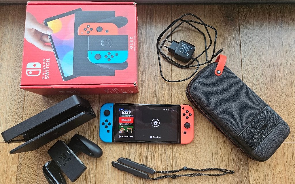 Nintendo Switch OLED + reishoes en originele doos, Games en Spelcomputers, Ophalen, Zo goed als nieuw, Met 2 controllers, Switch OLED