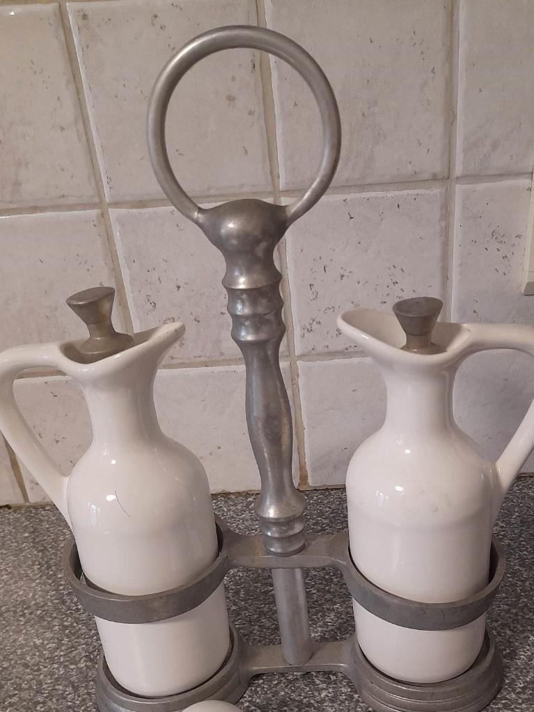 Wit olie en azijn flesje in metalen staander., Antiek en Kunst, Ophalen of Verzenden