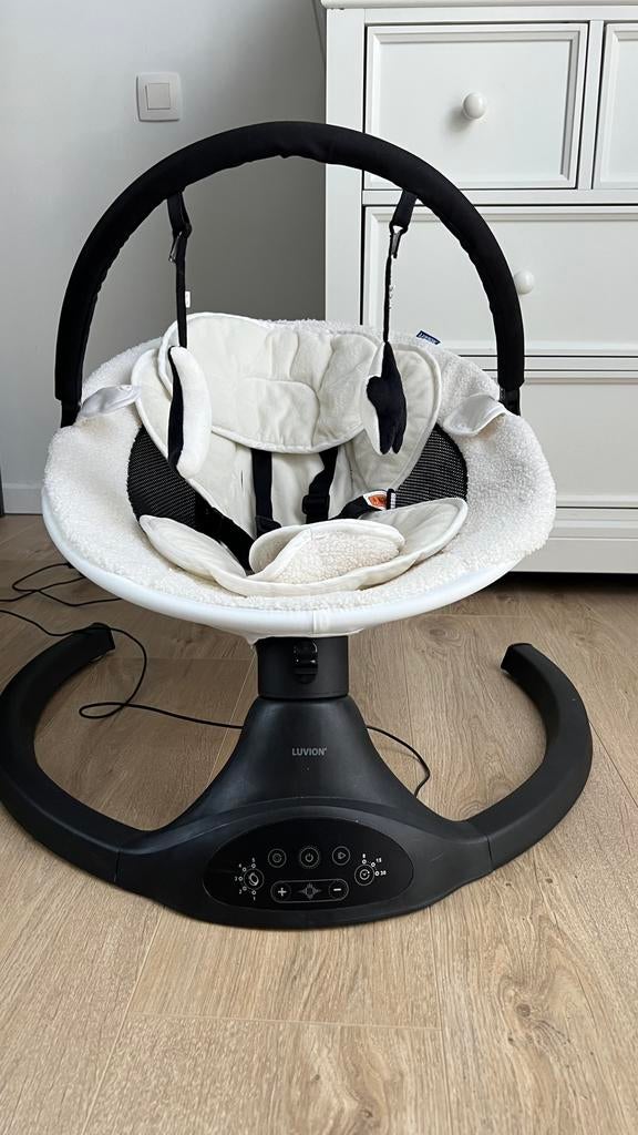 Luvion babyswing – elektrische schommelstoel met muziek, Ophalen of Verzenden, Zo goed als nieuw, Schommelstoel