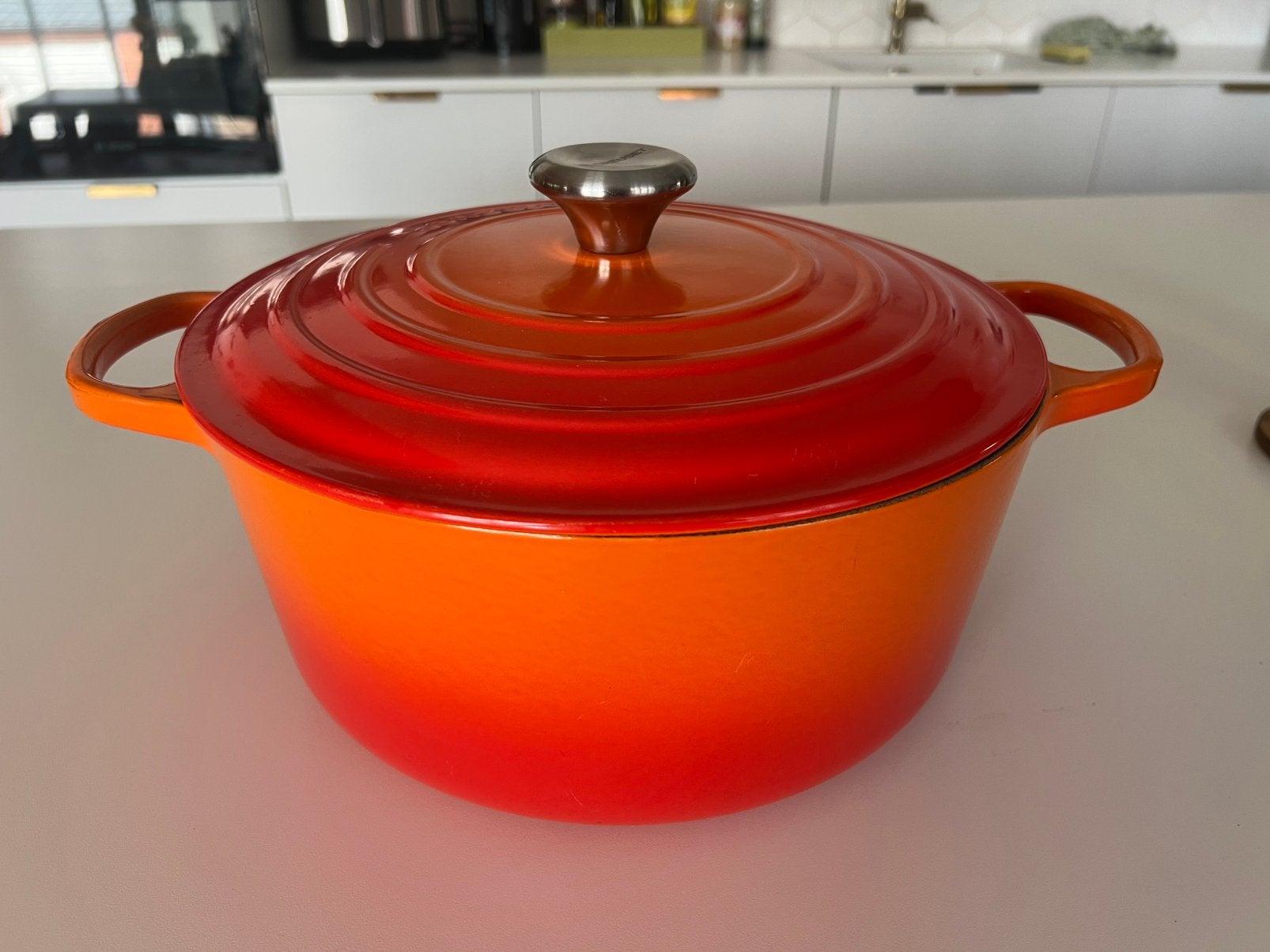 Nieuwe oranje gietijzeren braadpan van Le Creuset (28 cm), Huis en Inrichting, Gietijzer, Nieuw, Ophalen of Verzenden, Keramische plaat