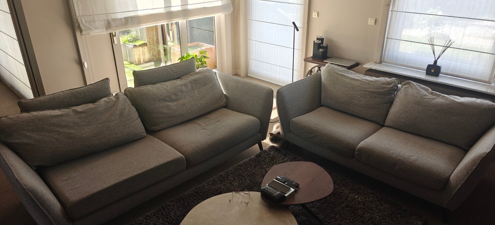 Canapé gris clair 2 places et 2,5 places avec pouf, Enlèvement, Utilisé, Tissus, Modern