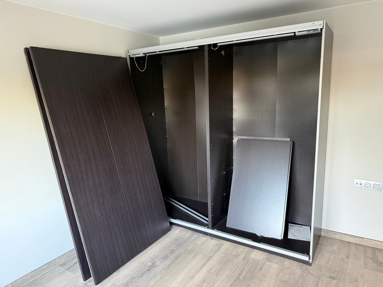 Armoire IKEA HASVIK en état neuf, Autres essences de bois, 150 à 200 cm, Comme neuf, Enlèvement