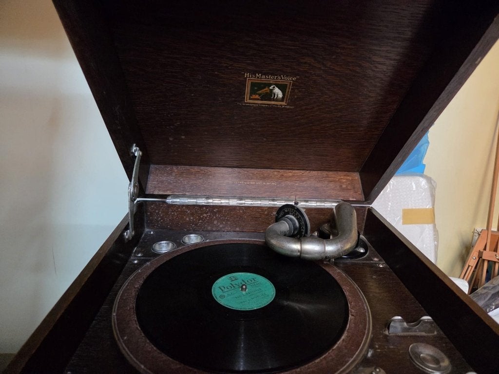 Phonographe  "the master voce", Enlèvement
