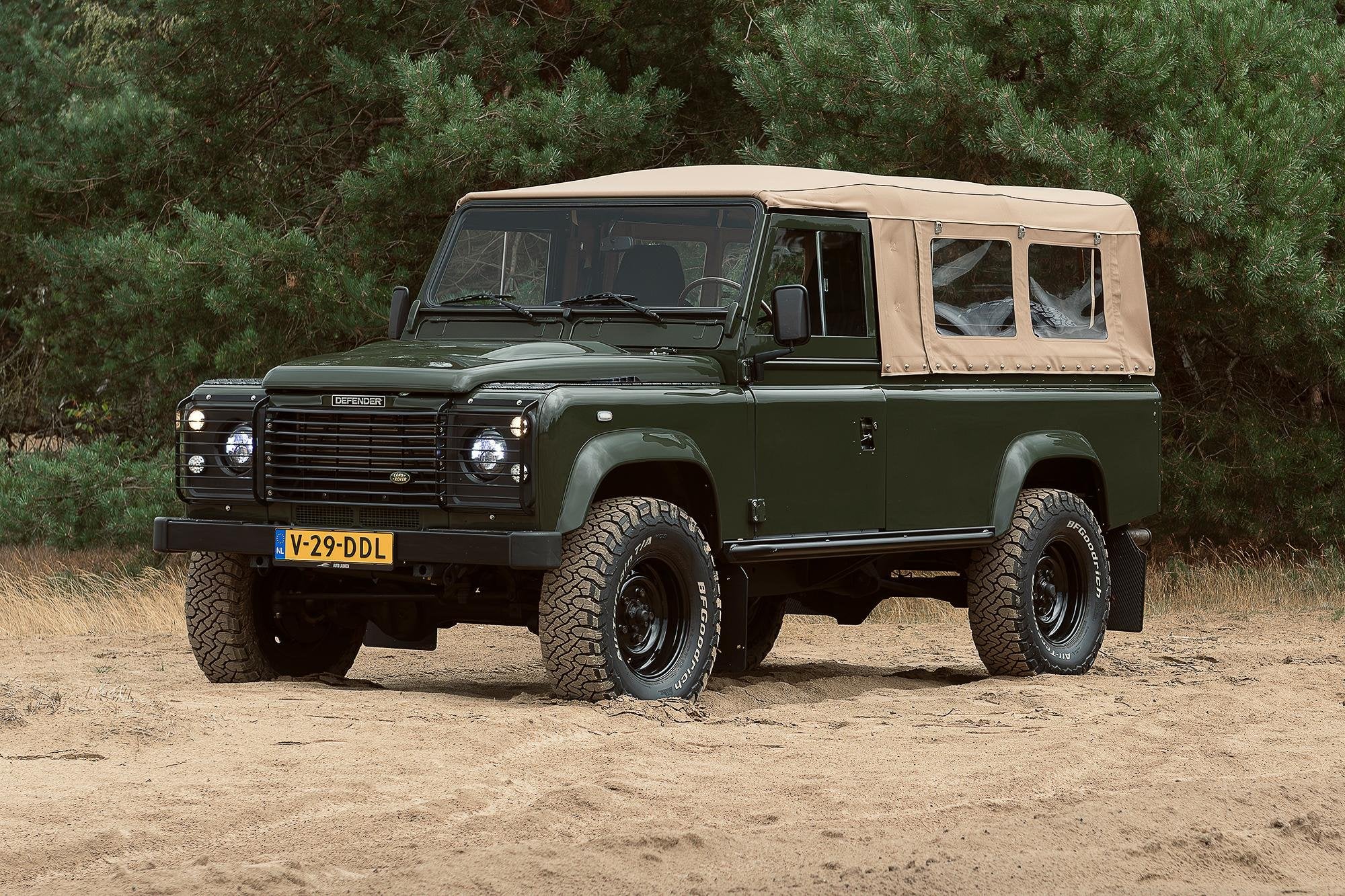 Land Rover Defender 2.5 TD5 110 180 PK Beachrunner Olijfgroe, Auto's, Land Rover, 90 kW, 122 pk, Gebruikt, 2495 cc