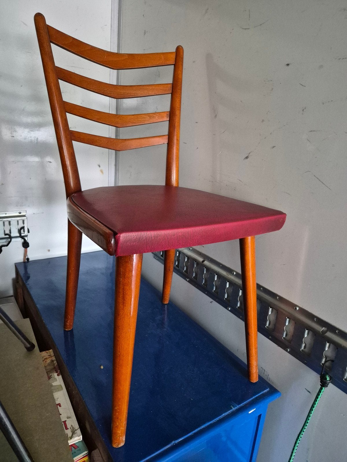 3 vintage stoelen met kunstleren zitting