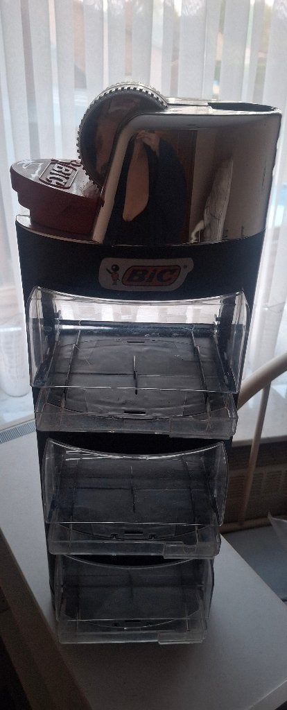 Grote display van BIC met inhoudende aanstekers., Verzamelen, Overige Verzamelen, Ophalen of Verzenden, Zo goed als nieuw
