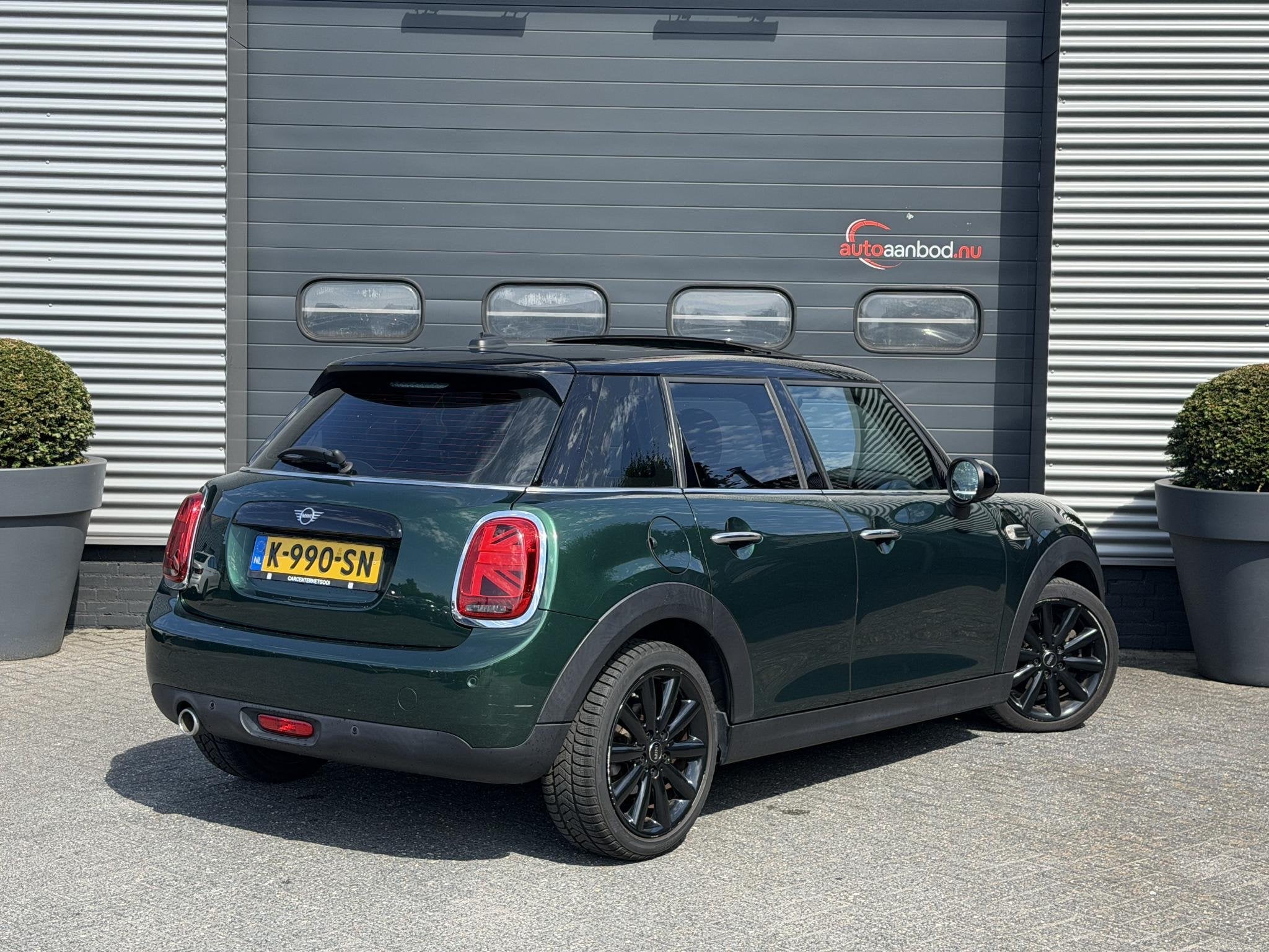MINI 5-Deurs 1.5 Cooper Chili | Panoramadak | Navigatie | Pa, Auto's, 1195 kg, Gebruikt, 136 pk, Leder en Stof