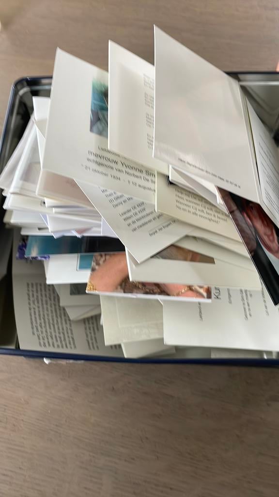 Doos met honderden overlijdensprentjes, Verzamelen, Bidprentjes en Rouwkaarten, Ophalen of Verzenden, Bidprentje