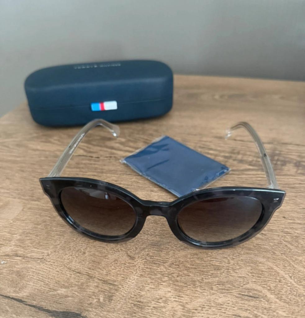 Zonnebril Tommy Hilfiger, Handtassen en Accessoires, Ophalen of Verzenden, Zo goed als nieuw, Zonnebril