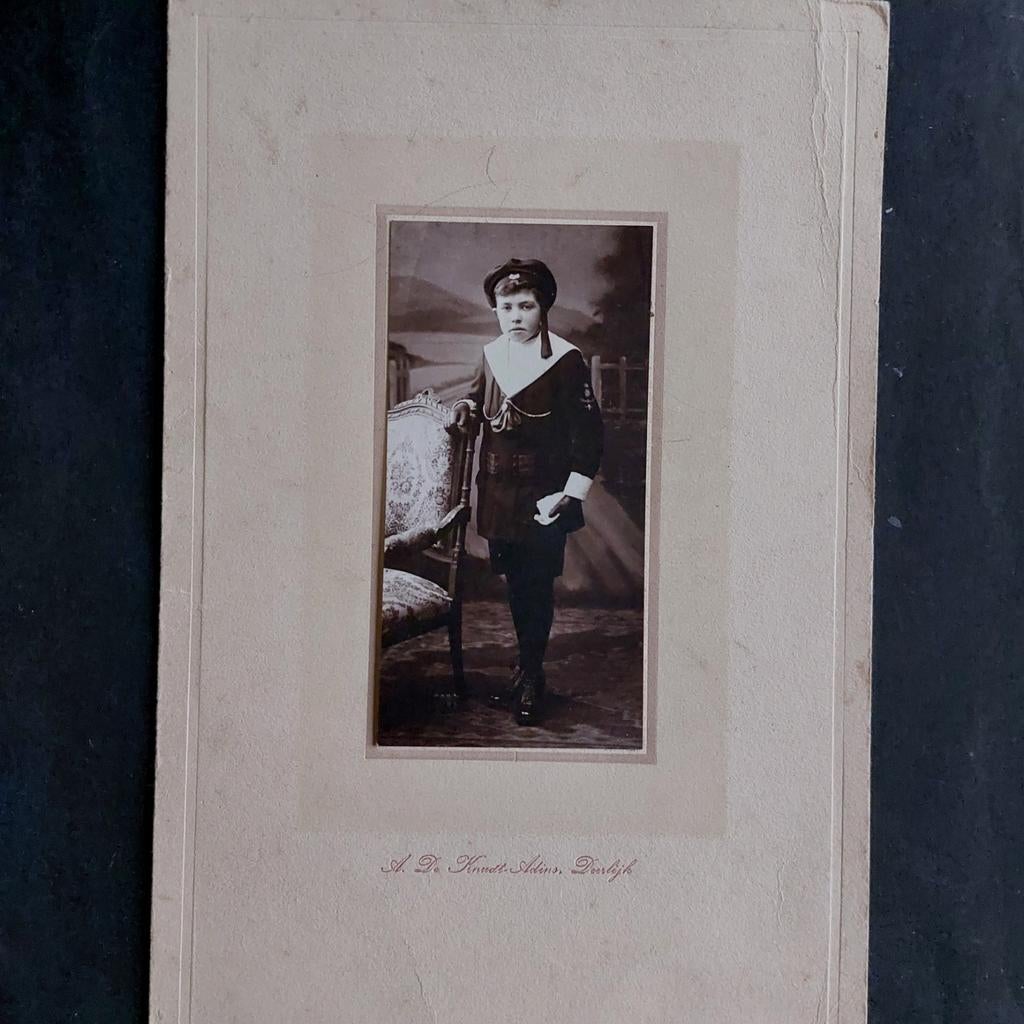 Oude studiofoto op karton (Fotograaf De Knudt, Deerlijk), Verzamelen, Foto's en Prenten, Ophalen of Verzenden