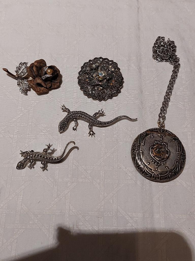 Broches anciens, Enlèvement, Broche