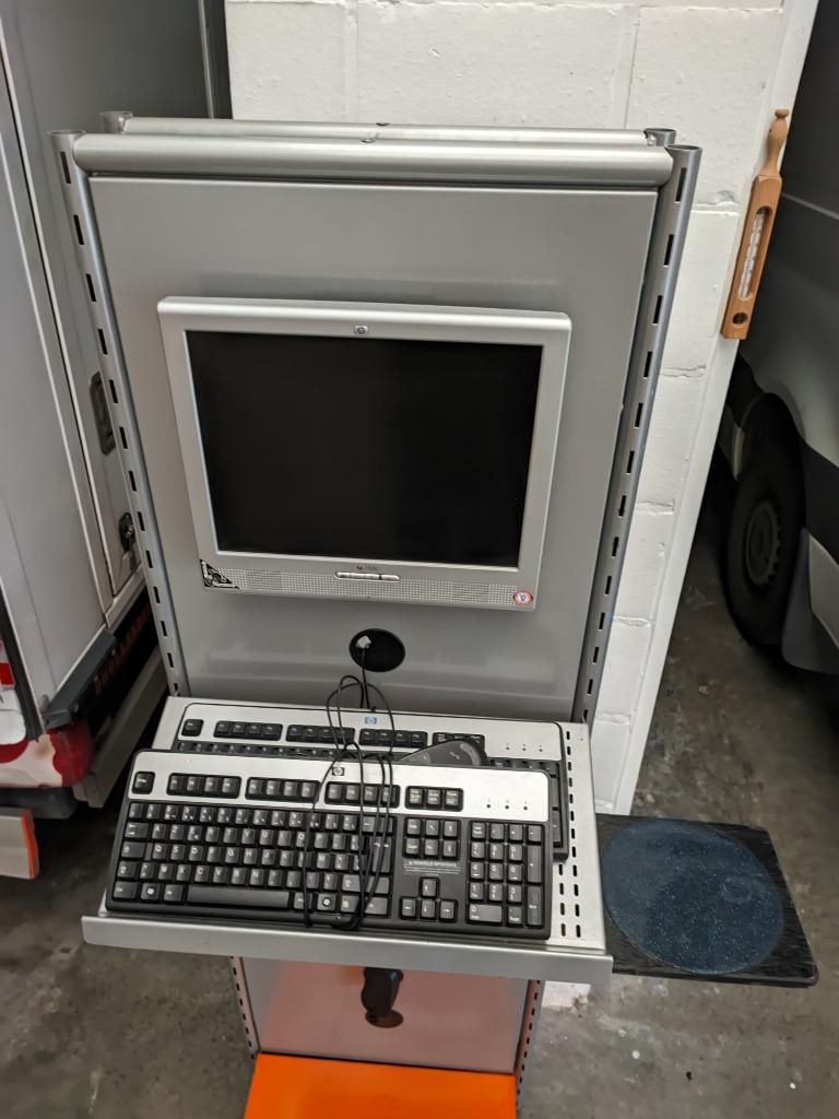 Bureau d'entrepôt complet avec PC Windows 10, Enlèvement