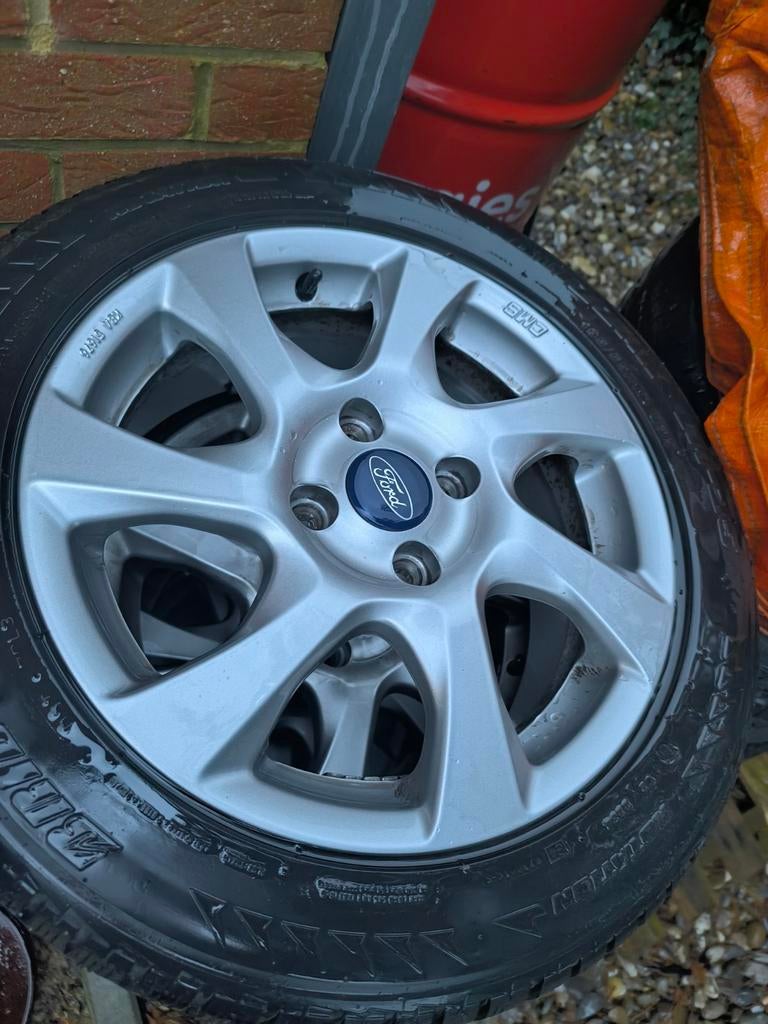 Jantes hiver 16" pour ford fiesta avec pneus hiver Bridgest, Pneus hiver, 16 pouces, Véhicule de tourisme, Pneu(s)