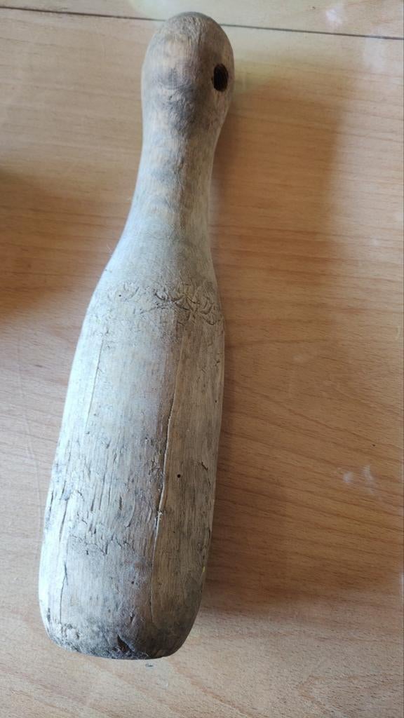 heel oude houten kegel met metalen "voet", Enlèvement