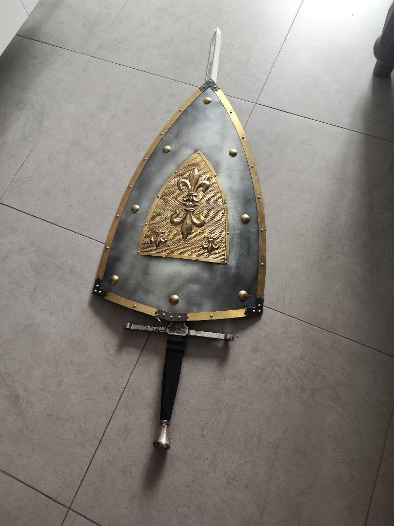 Middeleeuws schild + zwaard – decoratief / replica, Ophalen