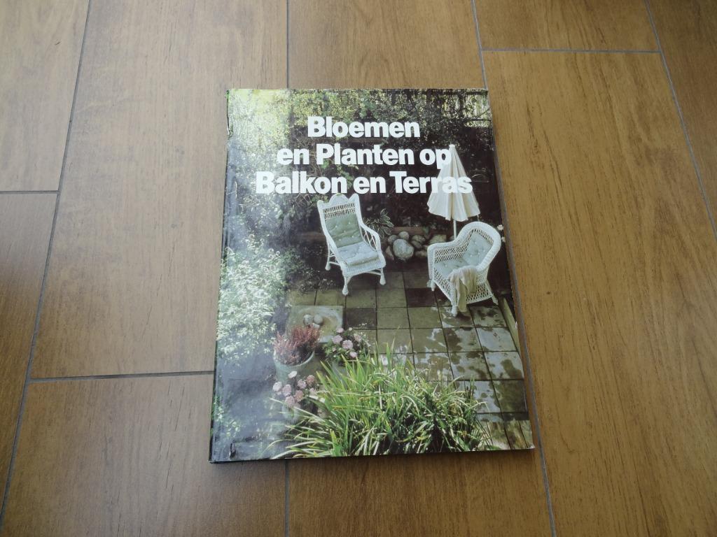 boek over bloemen en planten op balkon en terras, Ophalen of Verzenden, Gelezen
