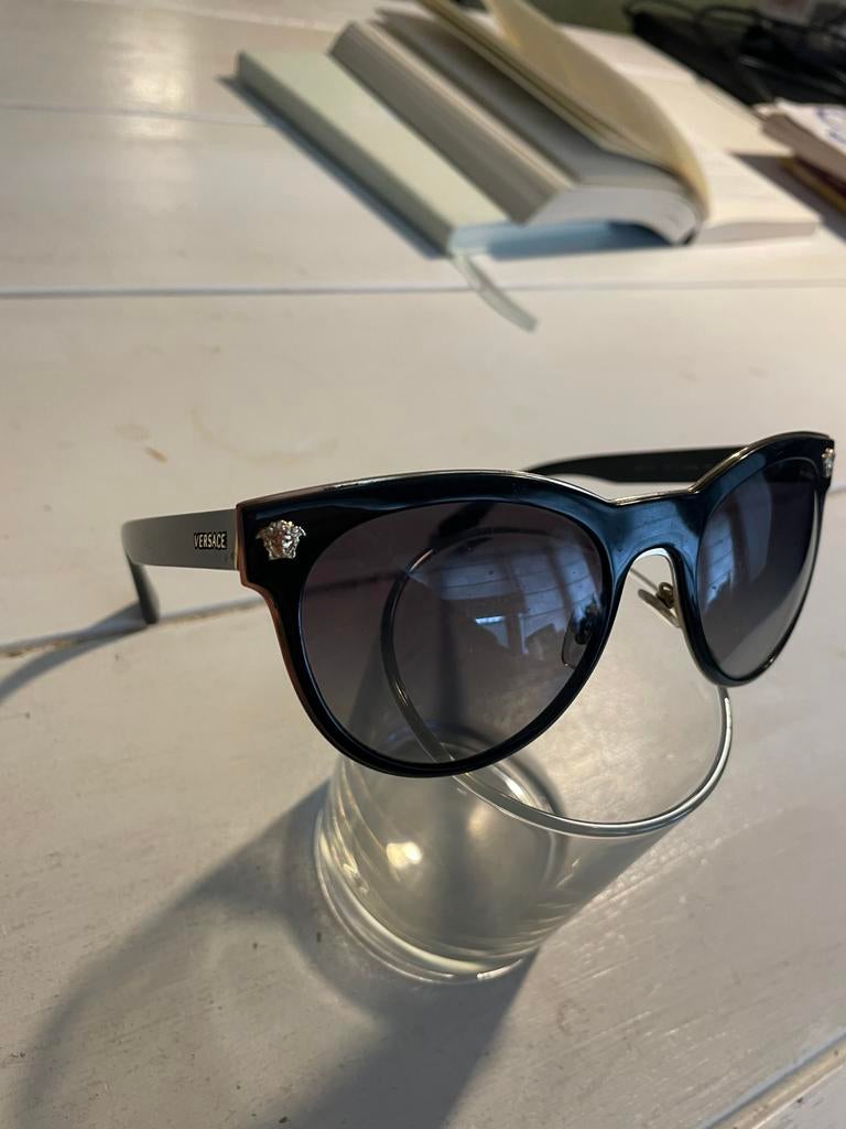 Versace zonnebril zwart goud, Ophalen of Verzenden, Zo goed als nieuw, Zwart, Zonnebril