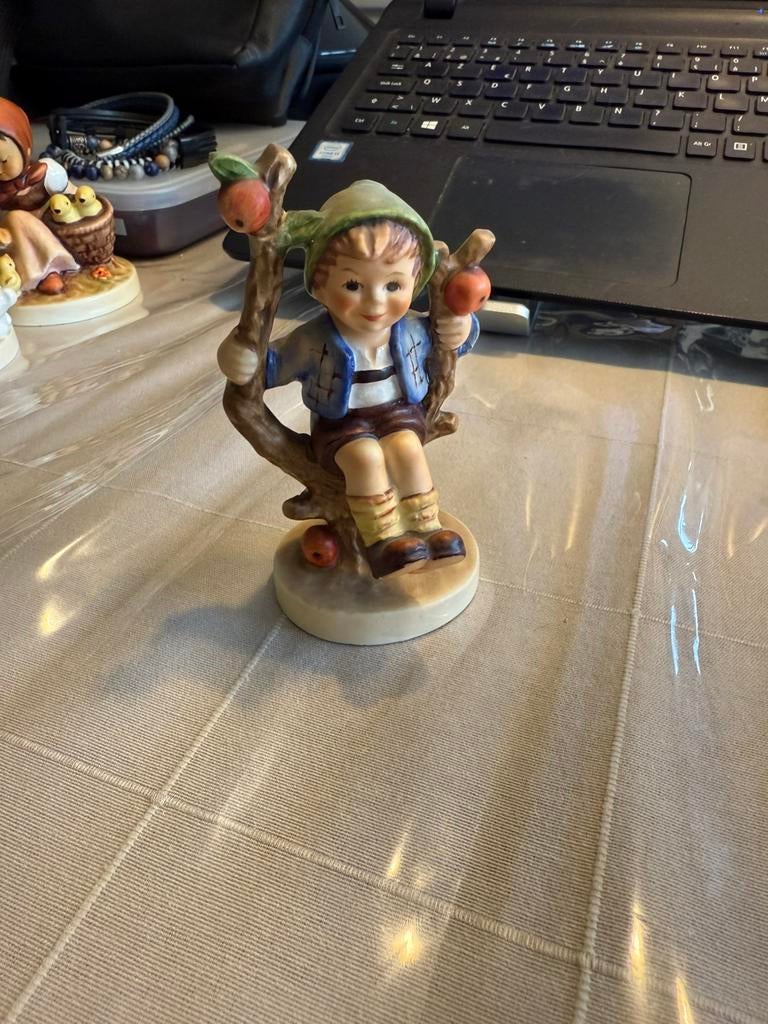 Hummel - jongen in appelboom - nr 142 10,7cm, Ophalen, Zo goed als nieuw