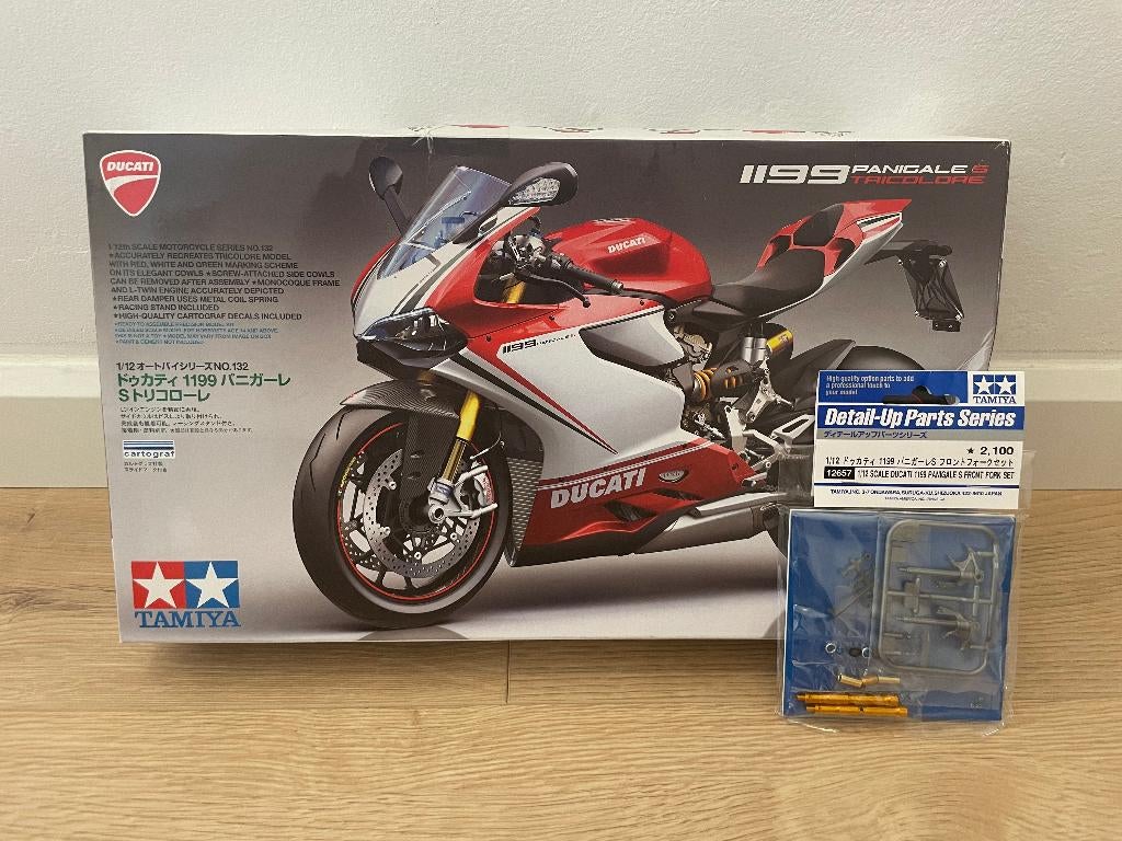 Ducati 1199 Panigale S Tricolore (#14132)+ Detail-up Fourche, Hobby & Loisirs créatifs, Modélisme | Voitures & Véhicules, Enlèvement ou Envoi