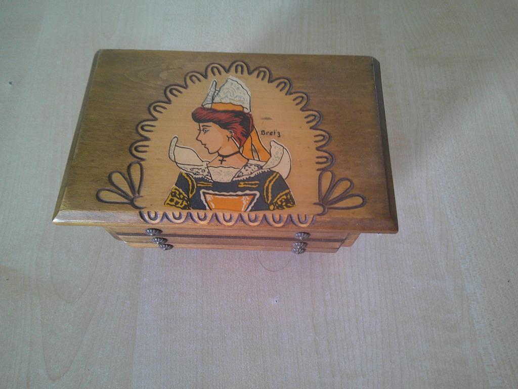 reproduction miniature d'une commode bretonne en bois, Antiquités & Art, Antiquités | Meubles | Armoires, Enlèvement ou Envoi